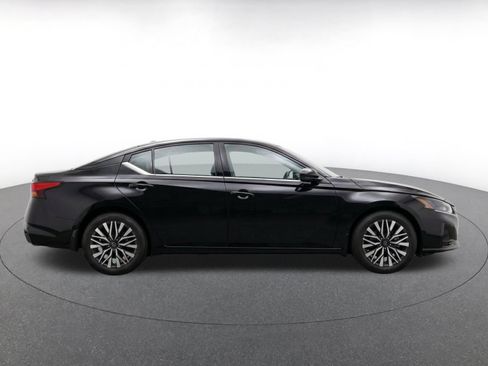 Used 2025 Nissan Altima 2.5 SV FWD image 10