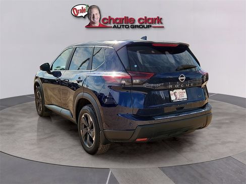 Used 2024 Nissan Rogue SV image 3