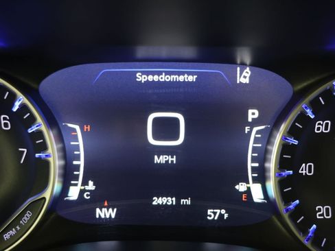 Used 2024 Chrysler Pacifica Limited FWD image 13