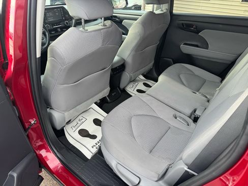Used 2022 Toyota Highlander LE image 10
