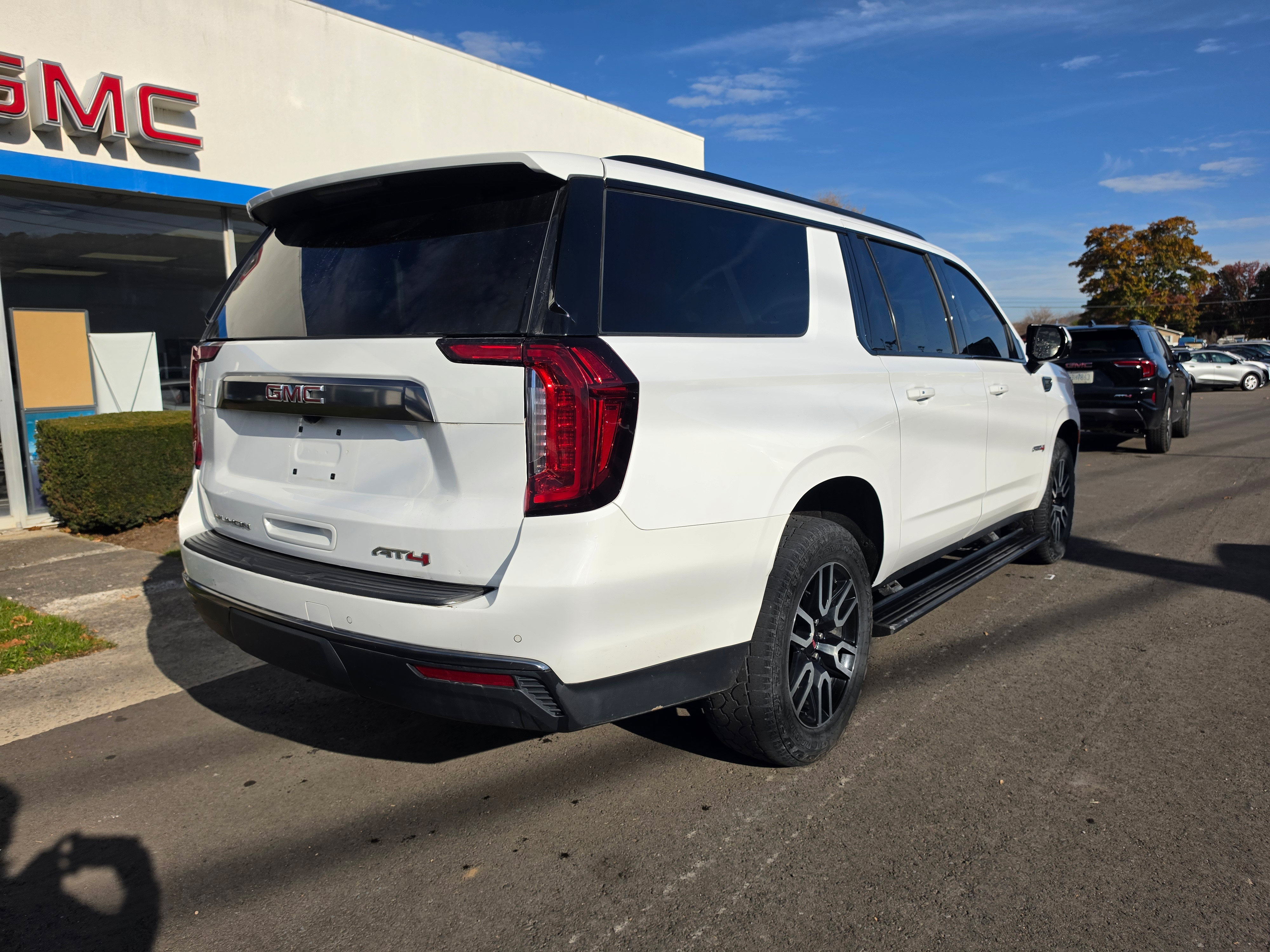 Used 2023 GMC Yukon XL AT4 w/ Technology Package AWD/4WD image 3