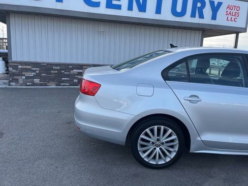 Used 2011 Volkswagen Jetta SEL image 16