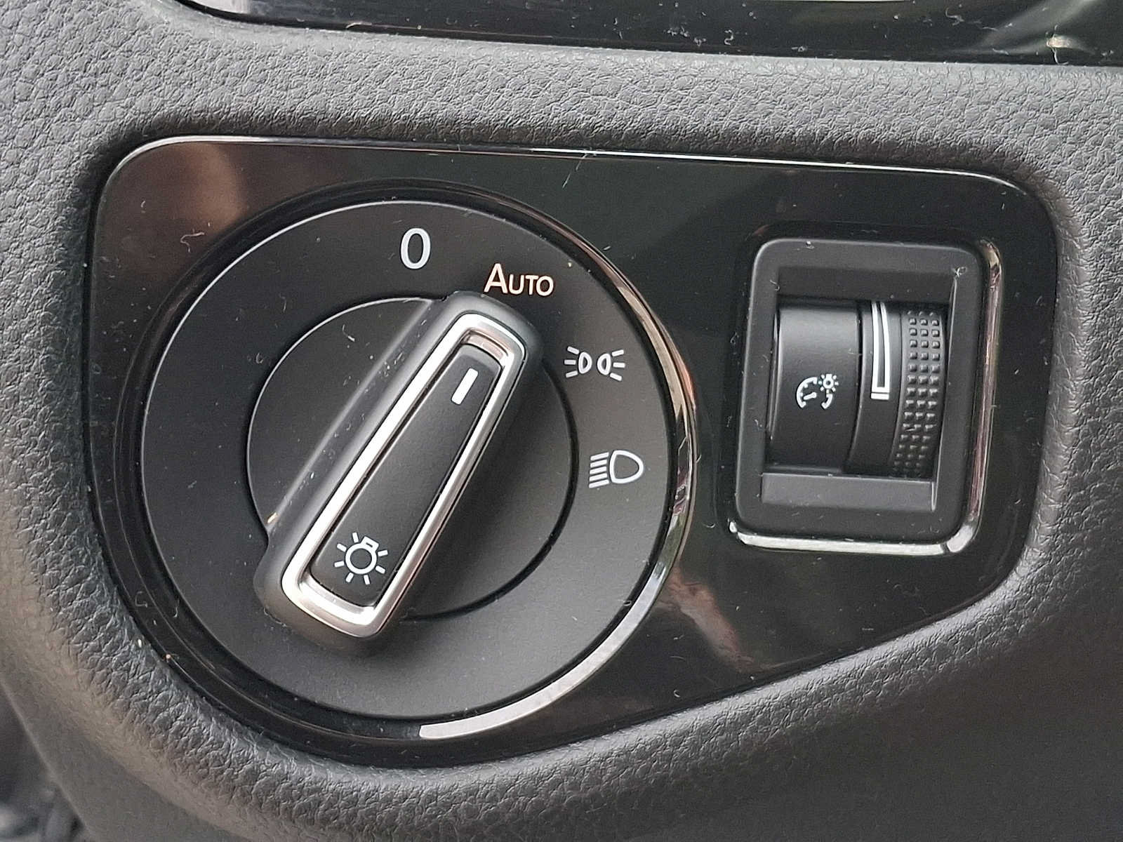 Used 2018 Volkswagen Golf R 4-Door AWD/4WD image 24