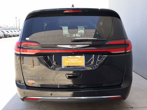 Used 2024 Chrysler Pacifica Touring-L FWD image 4