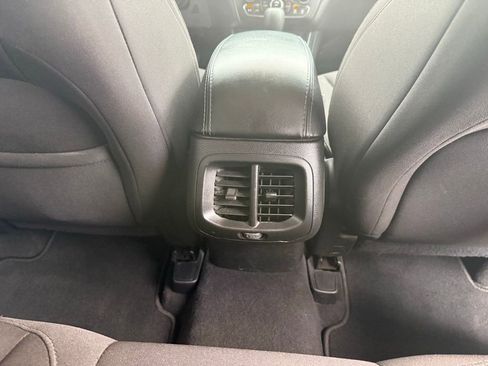 Used 2019 Jeep Cherokee Latitude w/ Popular Appearance Group image 17