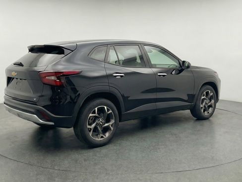 Used 2025 Chevrolet Trax LT FWD image 9