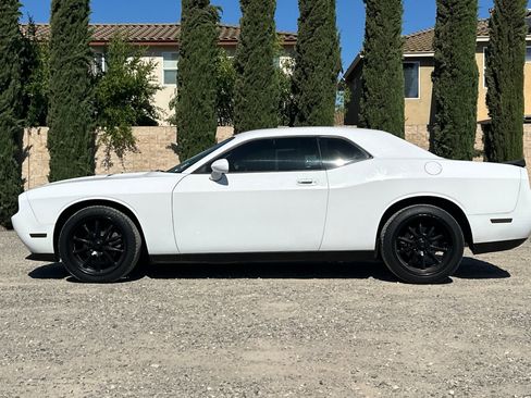Used 2010 Dodge Challenger SE RWD image 7