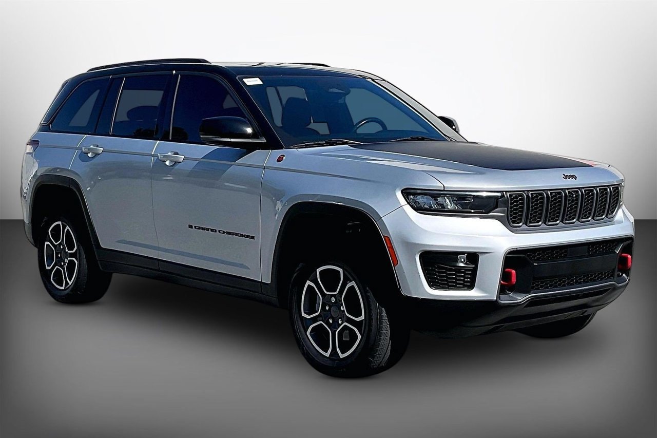 Certified 2022 Jeep Grand Cherokee Trailhawk w/ Luxury Tech Group III AWD/4WD image 2