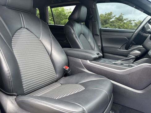 Used 2022 Toyota Highlander XSE FWD image 28
