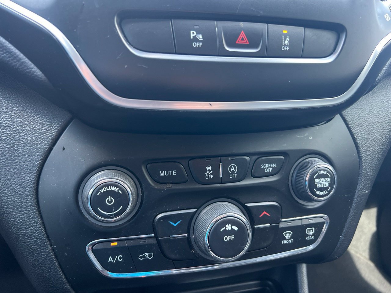 Used 2021 Jeep Cherokee Latitude Plus FWD image 19