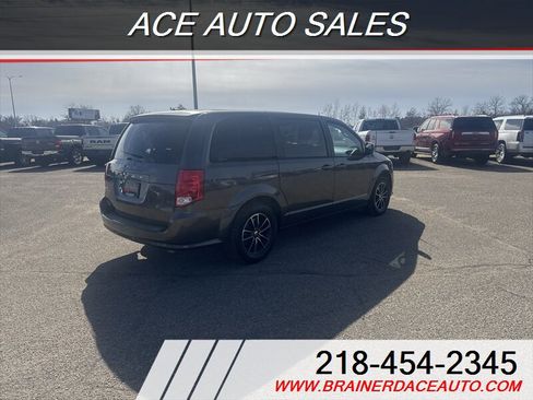 Used 2019 Dodge Grand Caravan SE image 4