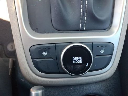 Used 2023 Hyundai Venue Limited w/ Cargo Package FWD image 25