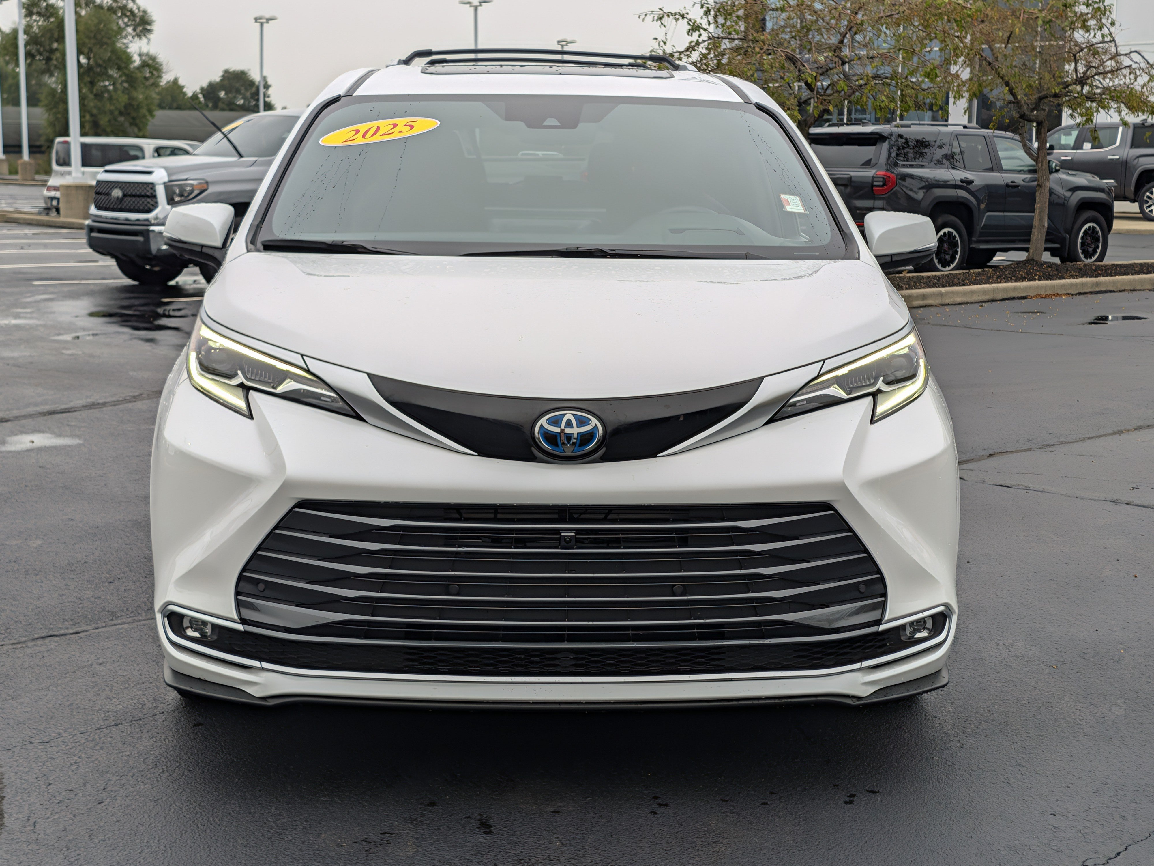 Used 2025 Toyota Sienna Platinum AWD/4WD image 2