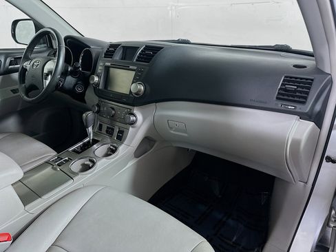 Used 2012 Toyota Highlander SE w/ Tow Pkg image 29