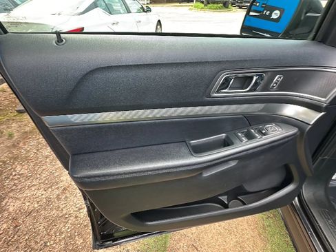 Used 2018 Ford Explorer XLT AWD/4WD image 18