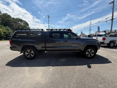 Used 2018 Toyota Tacoma TRD Sport image 3