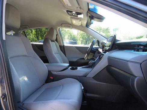 Used 2022 Toyota Venza LE image 14