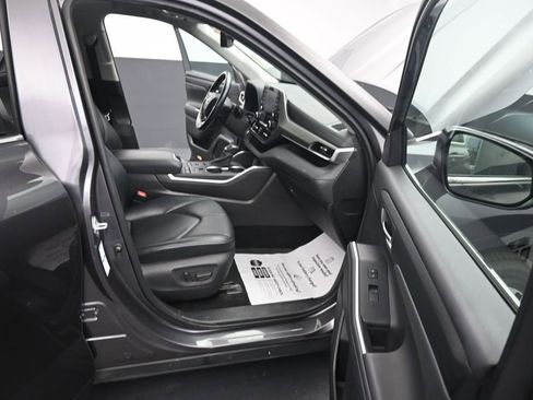Used 2021 Toyota Highlander XLE AWD/4WD image 26