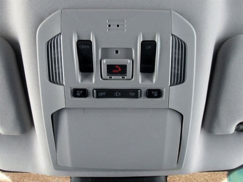 Used 2020 Toyota Highlander XLE image 35