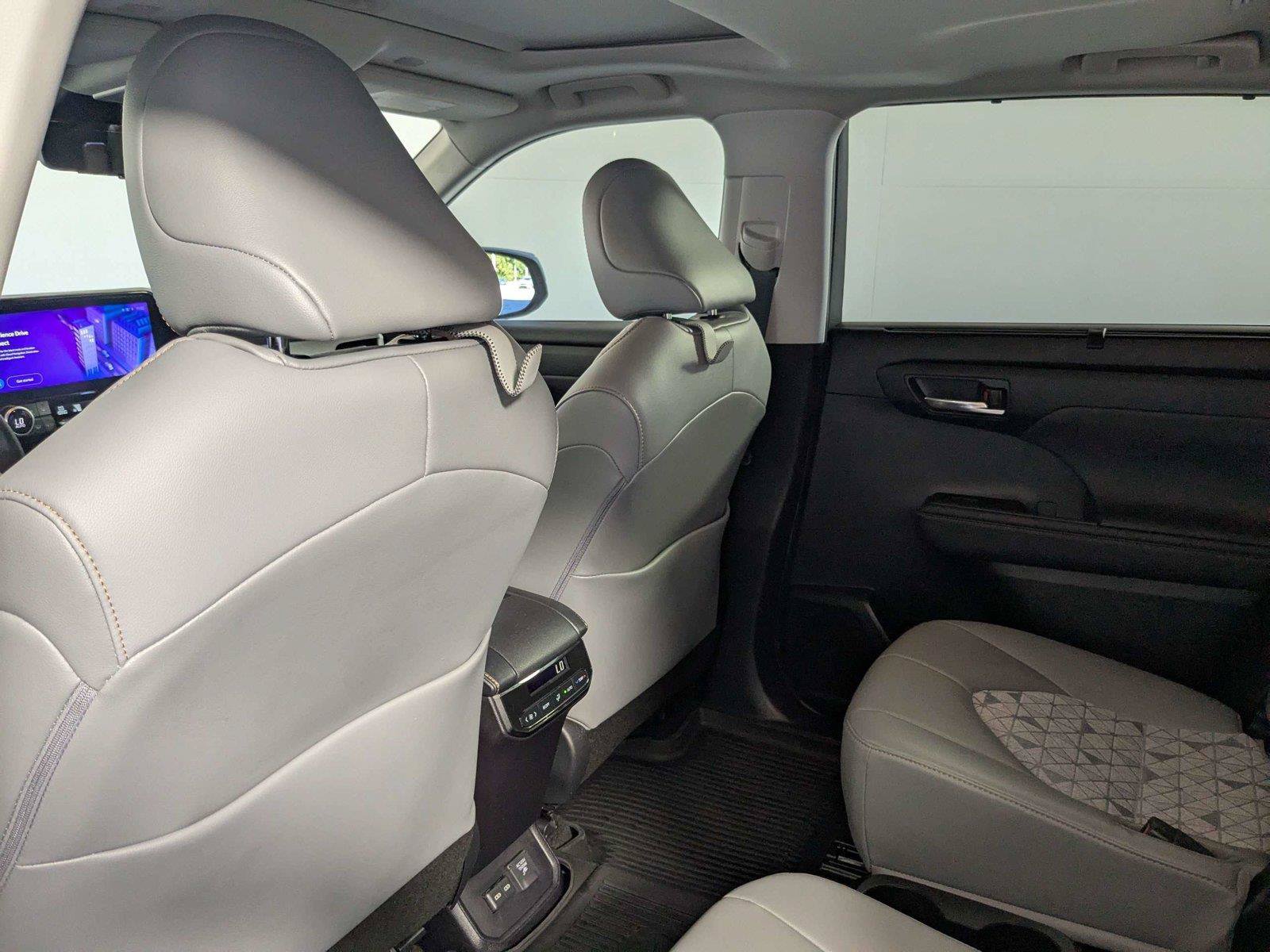 Used 2023 Toyota Highlander Bronze Edition FWD image 37