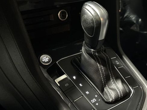 Used 2021 Volkswagen Tiguan SE image 16