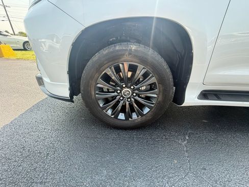Used 2023 Lexus GX 460 Premium w/ Accessory Package AWD/4WD image 9