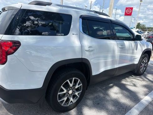 Used 2023 GMC Acadia SLT FWD image 2