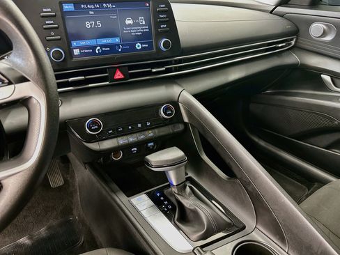 Used 2022 Hyundai Elantra SEL FWD image 25