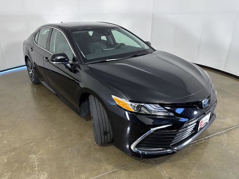 Used 2024 Toyota Camry XLE w/ Navigation Package FWD image 7