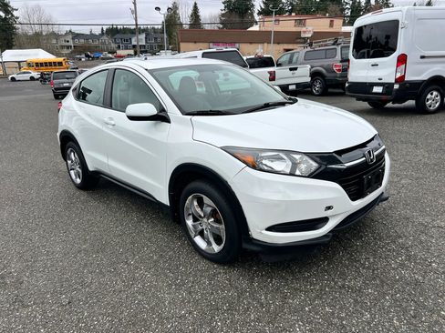 Used 2018 Honda HR-V LX image 3