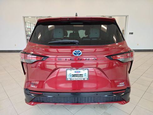 Used 2023 Toyota Sienna XSE AWD/4WD image 4