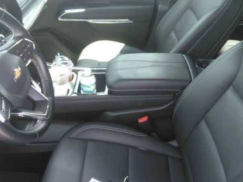 Used 2025 Chevrolet Traverse LT FWD image 6