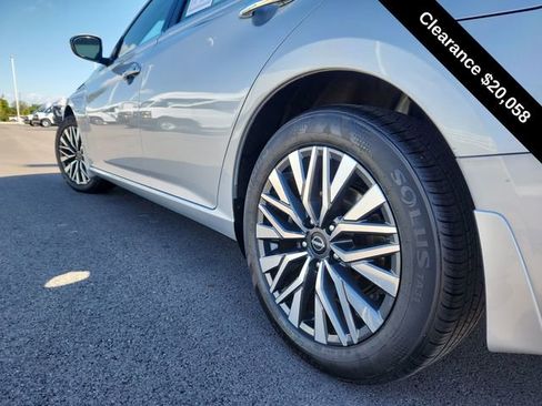 Used 2024 Nissan Altima 2.5 SV w/ SV Premium Package image 16
