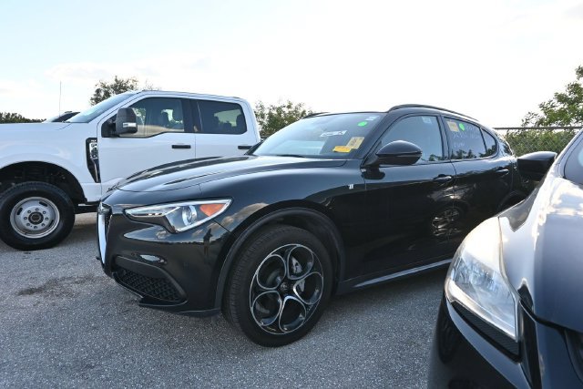 Used 2023 Alfa Romeo Stelvio Ti AWD/4WD image 6