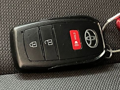 Used 2025 Toyota Corolla Cross LE image 22