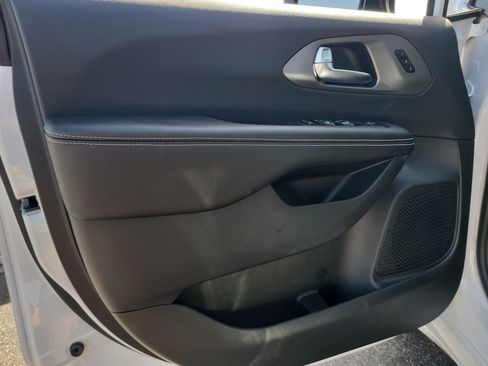 Used 2026 Chrysler Pacifica Select FWD image 13
