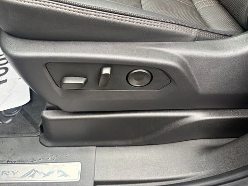 Used 2025 Chevrolet Suburban High Country image 23