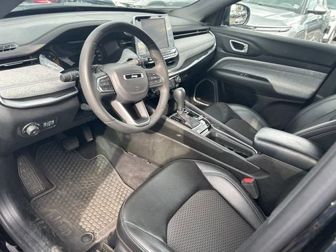 Used 2025 Jeep Compass Latitude w/ Sun & Sound Group AWD/4WD image 7