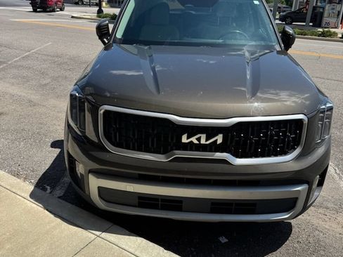 Used 2023 Kia Telluride EX w/ EX Captain's Chair Package FWD image 5