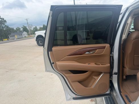 Used 2016 Cadillac Escalade Platinum AWD/4WD image 37