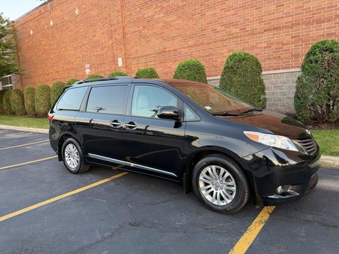 Used 2017 Toyota Sienna XLE w/ XLE Navigation Package FWD image 50
