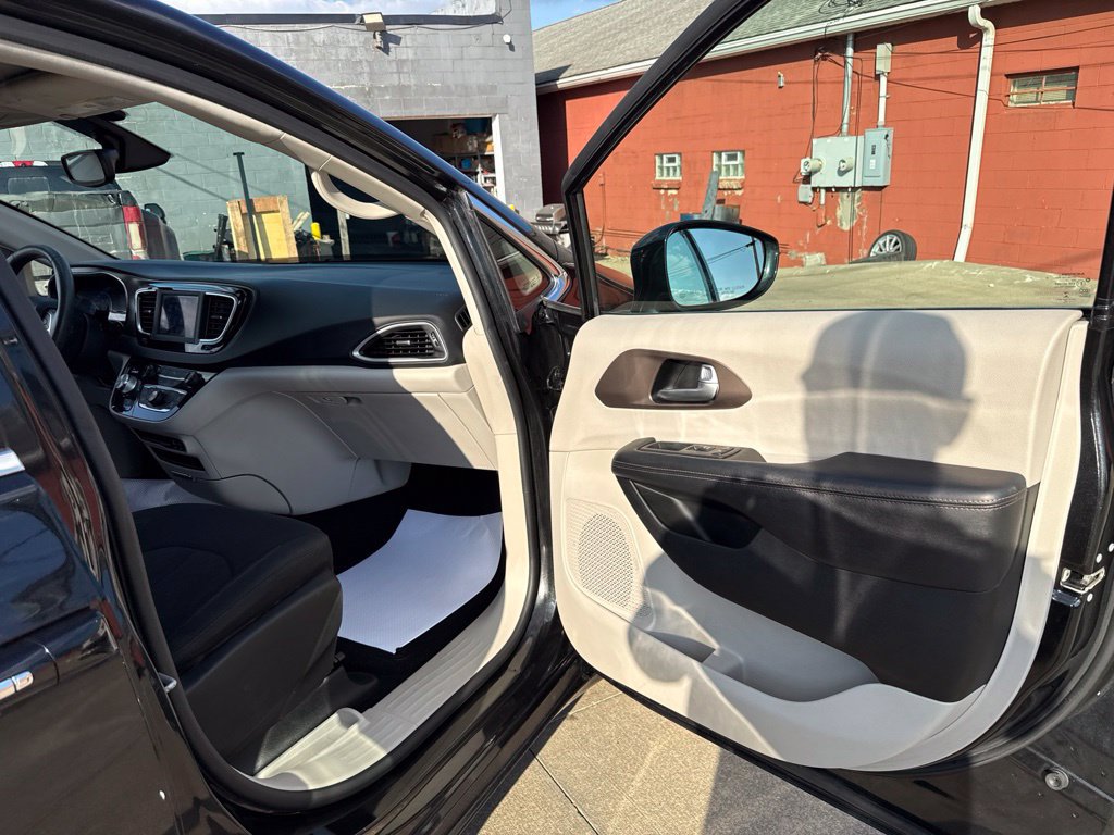 Used 2018 Chrysler Pacifica Touring Plus w/ Tire & Wheel Group FWD image 38