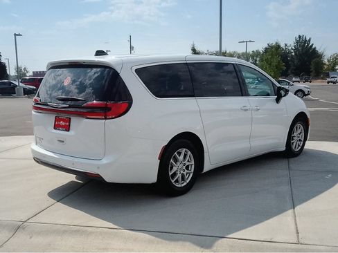 Used 2025 Chrysler Pacifica Select FWD image 3