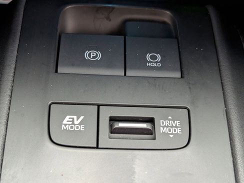 Used 2022 Toyota Venza LE image 19