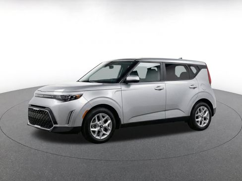 Used 2025 Kia Soul LX w/ LX Technology Package FWD image 3