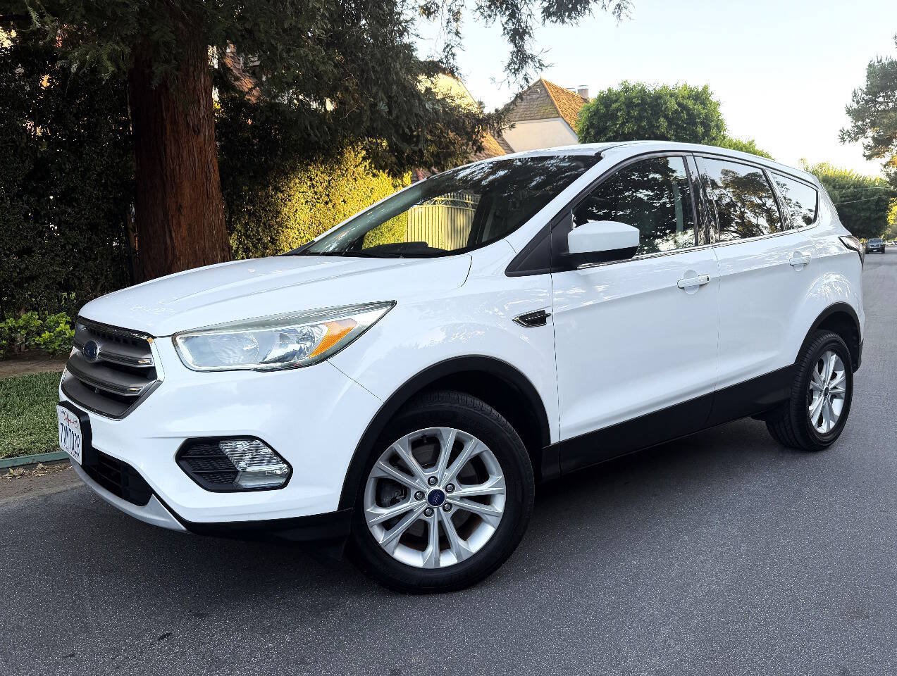 Used 2017 Ford Escape SE AWD/4WD image 2