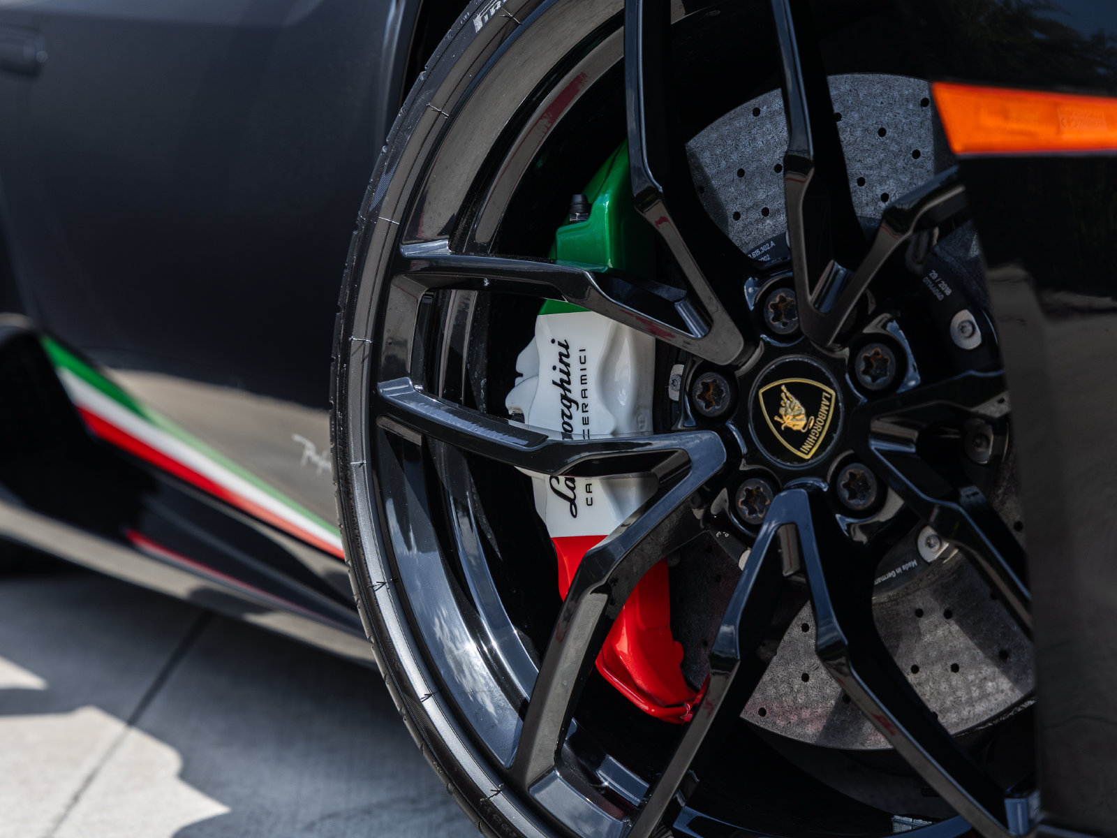 Used 2019 Lamborghini Huracan Performante AWD/4WD image 25