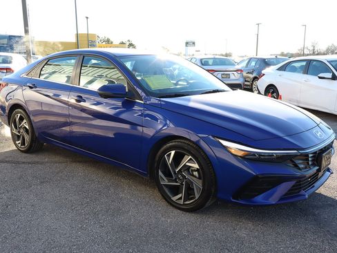 Used 2024 Hyundai Elantra Limited image 3