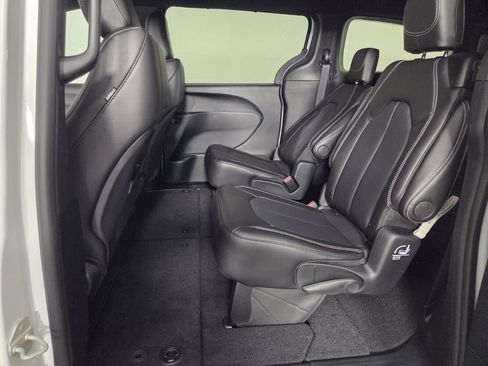 New 2026 Chrysler Pacifica Select FWD image 18