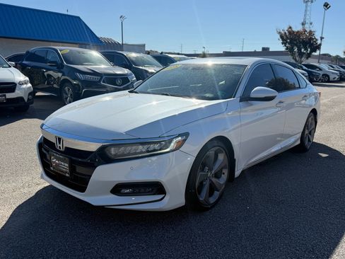 Used 2018 Honda Accord Touring image 3